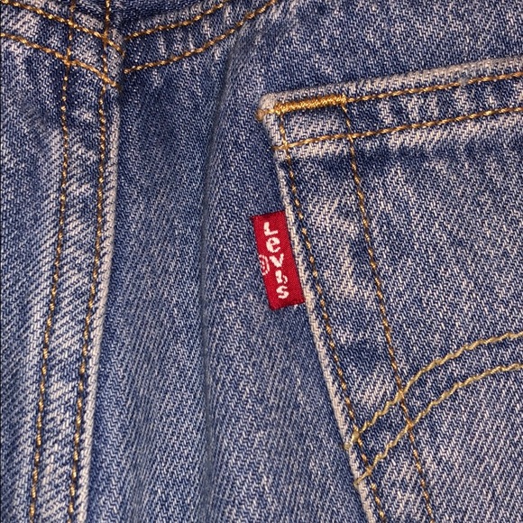 Medium/Dark Wash Levi’s Shorts - Picture 4 of 5